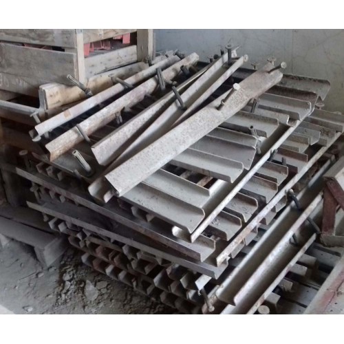 Reținere de metal. perete pentru fixarea cofrajelor din lemn 100x7,5x3,5cm folosit